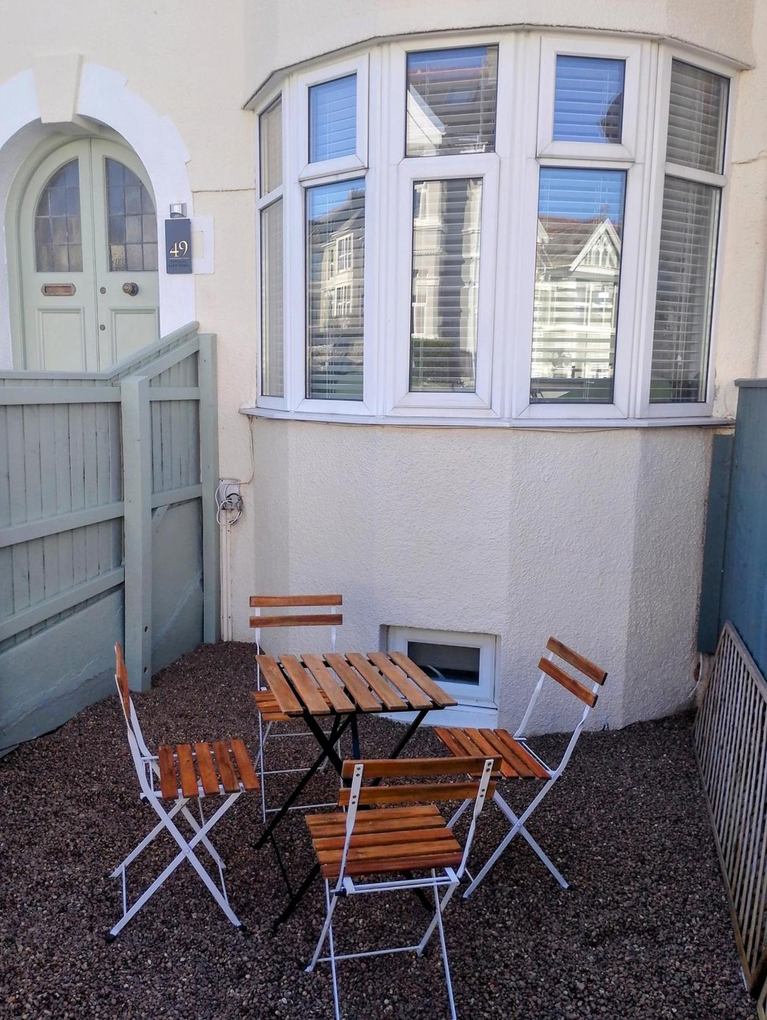 Spacious Townhouse With Accessibility Adapted Garden Apartment, Off Road Parking, Near Park, Jaccuzi Bath, Office Space, Sleeps 15 * Plymouth