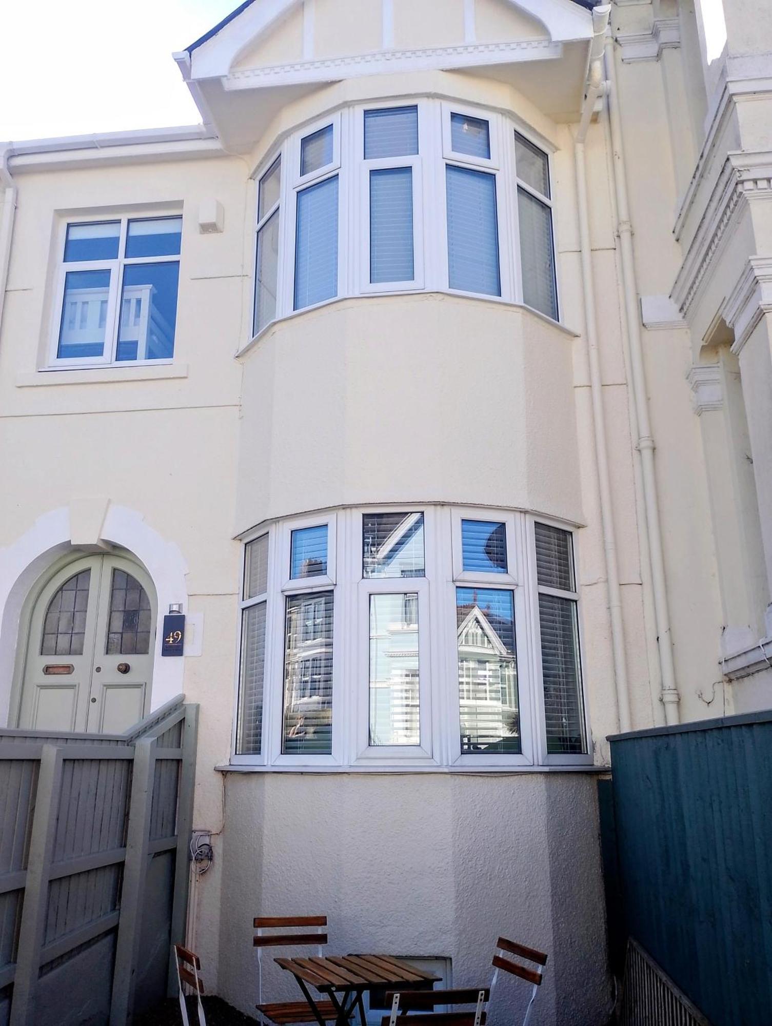 Spacious Townhouse With Accessibility Adapted Garden Apartment, Off Road Parking, Near Park, Jaccuzi Bath, Office Space, Sleeps 15 Holiday home Plymouth
