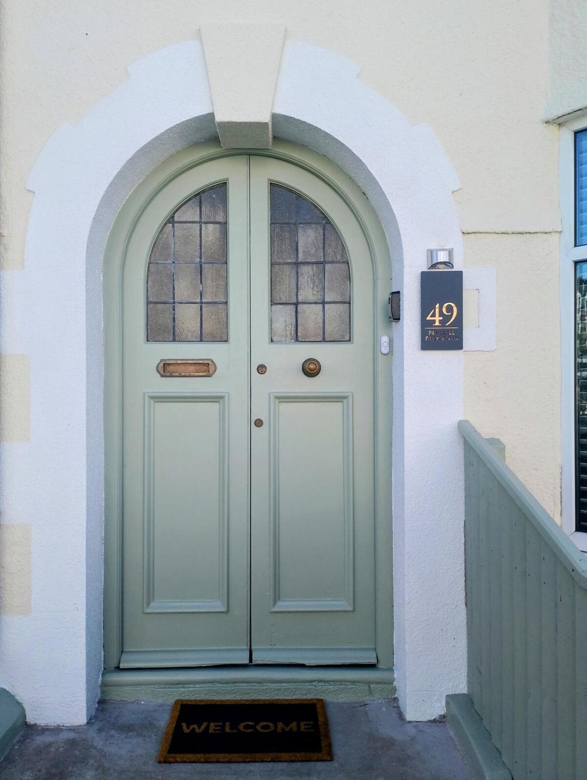 Spacious Townhouse With Accessibility Adapted Garden Apartment, Off Road Parking, Near Park, Jaccuzi Bath, Office Space, Sleeps 15 Holiday home Plymouth