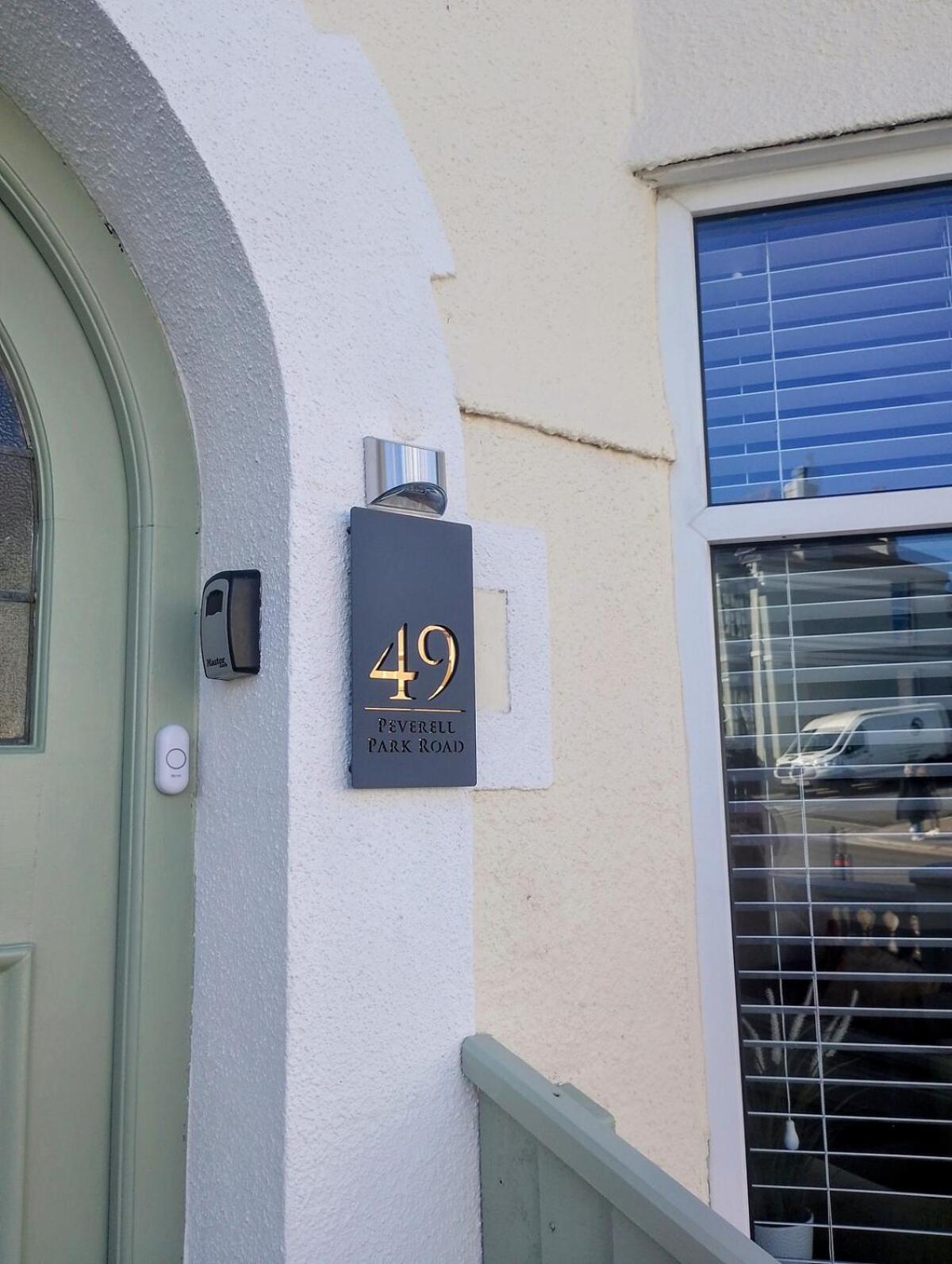 Spacious Townhouse With Accessibility Adapted Garden Apartment, Off Road Parking, Near Park, Jaccuzi Bath, Office Space, Sleeps 15 Holiday home *