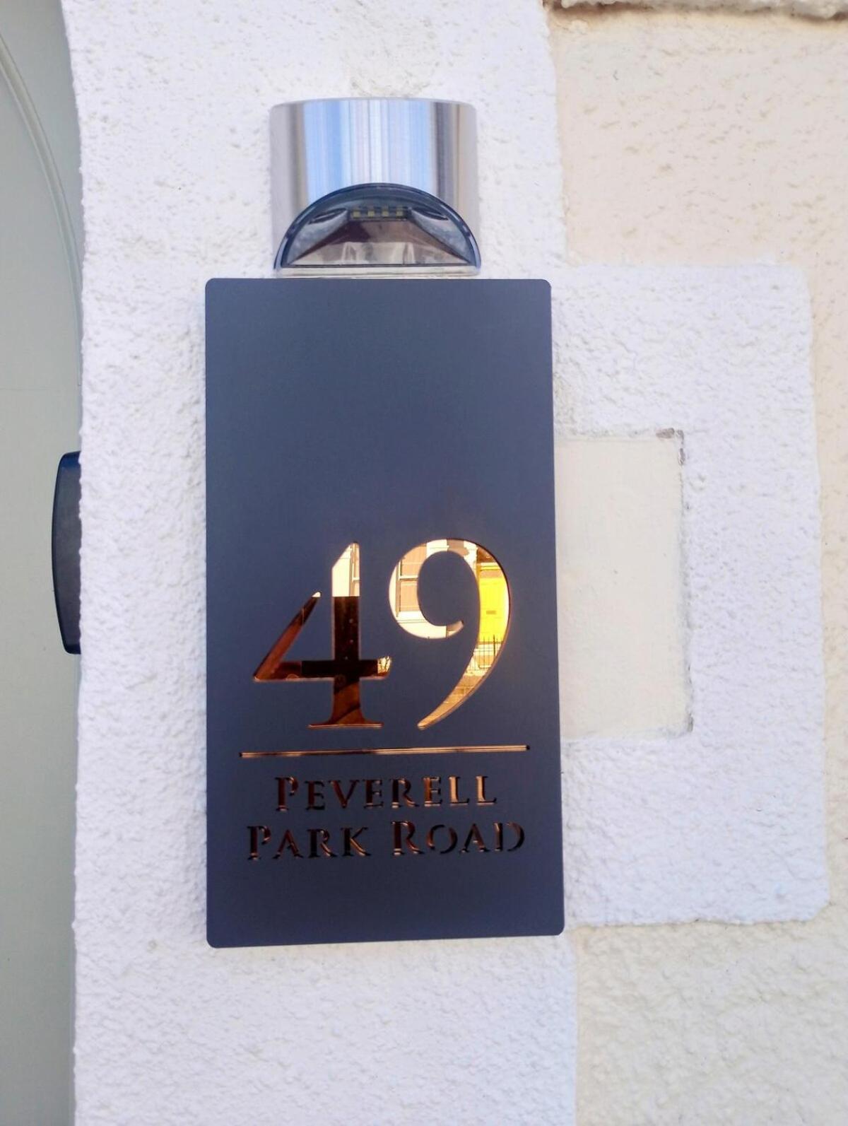 Spacious Townhouse With Accessibility Adapted Garden Apartment, Off Road Parking, Near Park, Jaccuzi Bath, Office Space, Sleeps 15